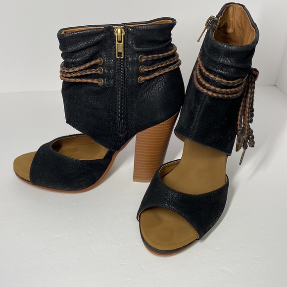 GROOVE ON BOOTIES.(PS THE LEATHER IS PERFECT 🤩 ) - Picture 2 of 11